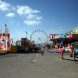 Buden und Riesenrad, blauer Himmel auf der Kleinmesse.