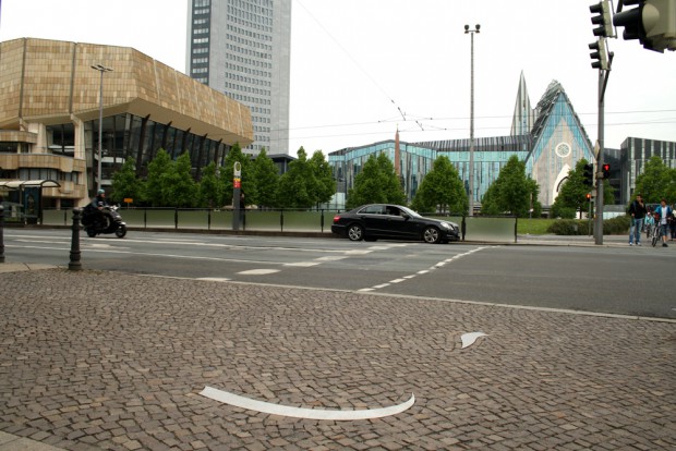Notenspur im Gehwegpflaster am Augustusplatz. Foto: Ralf Julke