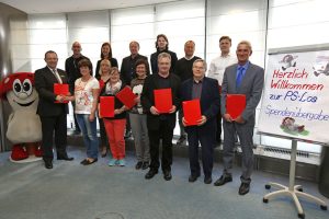 Peter Stark (l.), Leiter der Vertriebsdirektion Nord der Sparkasse Leipzig, übergab gestern Vereinen und gemeinnützigen Institutionen symbolische Spendenschecks. Foto: PUNCTUM/Stefan Hoyer