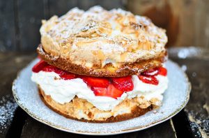 Erdbeer-Baiser-Torte. Foto: Maike Klose