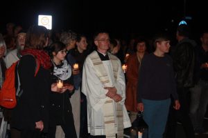 Propst Gregor Giele zieht mit der Gemeinde vom Rosental zum Ring. Foto: Ernst-Ulrich Kneitschel