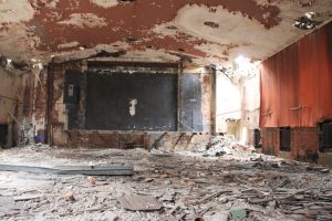 30 Jahre Leerstand haben den Verfall ermöglicht: Blick in den Kinosaal 2019. Foto: Thomas Grahl