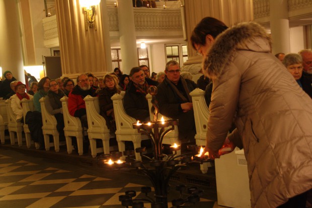 Kerzen werden am Lichterbaum in der Nikolaikirche entzündet. Foto: Ernst-Ulrich Kneitschel