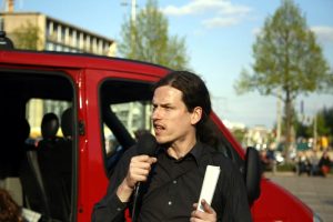 18:15 Uhr bei NoLegida auf dem Augustusplatz: Jürgen Kasek zeigt sich empört über Neonazi-Gewalt in Plauen. Foto: L-IZ.de