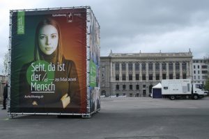 In der Stadtbibliothek am Wilhelm-Leuschner-Platz geht’s um die Frage „Leben mit und ohne Gott“. Foto: Ralf Julke