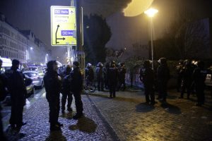 In der Auerbachstraße setzte die Polizei die Randalierer fest. Foto: L-IZ.de