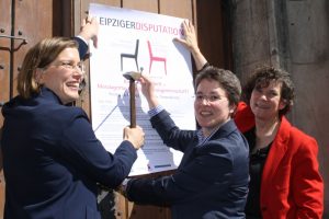 Bürgermeisterin Skadi Jennicke, Thomaspfarrerin Britta Taddiken und Uni-Rektorin Beate Schücking beim 2017er Thesenanschlag. Foto: Ralf Julke