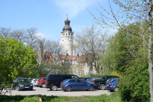 Der Rathausturm im Frühlingssonnenschein. Foto: Ralf Julke