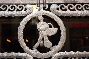 Reich und gut leben in Leipzig? Türverzierung. Foto: L-IZ.de