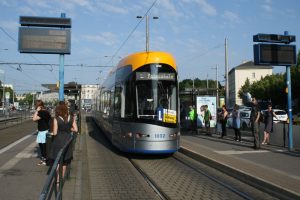 XL-Straßenbahn am Goerdelerring. Foto: Ralf Julke