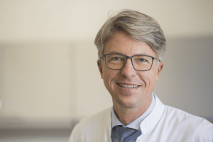 Prof. Uwe Platzbecker, Direktor der Medizinischen Klinik und Poliklinik I am UKL, Bereich Hämatologie und Zelltherapie, untersucht gemeinsam mit Dresdner Kollegen, wie Leukämie entsteht und wie ihre Entwicklung hinausgezögert oder sogar verhindert werden kann. Foto: Stefan Straube / UKL
