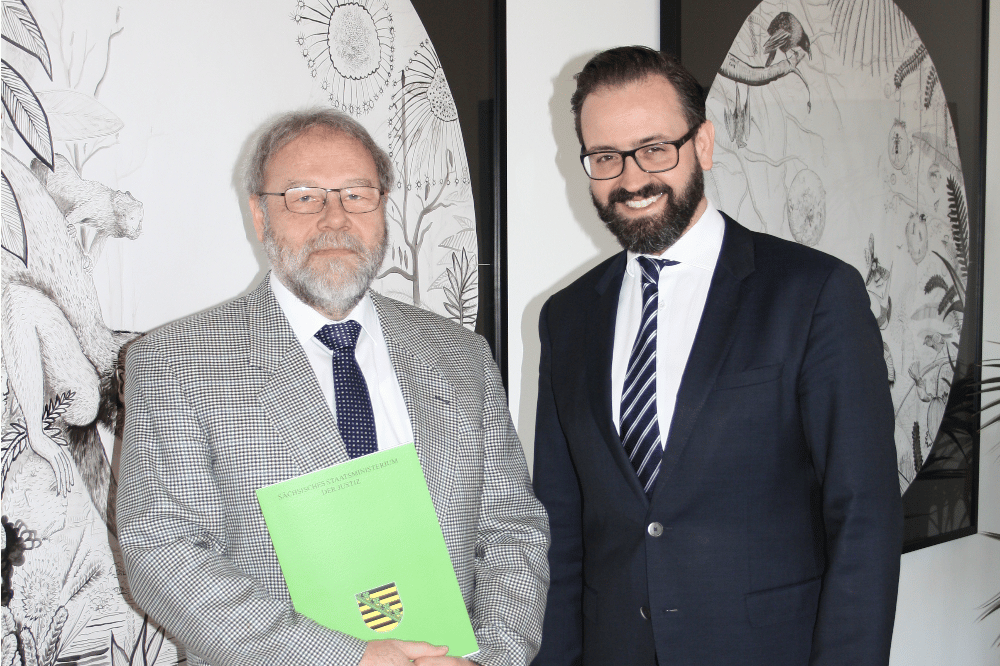 Urkundenuebergabe durch Justizminister Sebastian Gemkow an Martin Schultze-Griebler, Quelle: Justizministerium