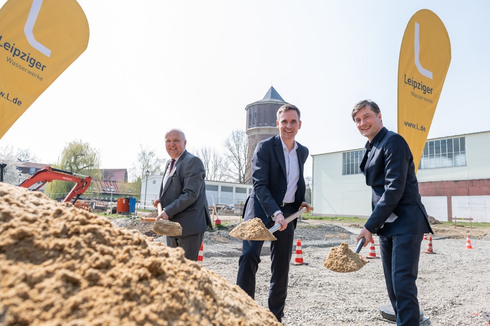 Spatenstich für den Laborneubau auf der Wasserversorgungsanlage Probstheida: v.l. Heiko Schulze (Leiter des Betriebslabors der Leipziger Wasserwerke), Dr. Ulrich Meyer (Technischer Geschäftsführer) und Heiko Rosenthal (Bürgermeister für Umwelt, Ordnung, Sport der Stadt Leipzig und Aufsichtsratsvorsitzer) besiegeln mit einer Schaufel Sand den symbolischen Baubeginn. Foto: Leipziger Gruppe
