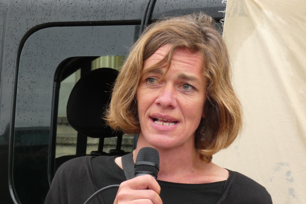 Juliane Nagel spricht am Mikrofon.