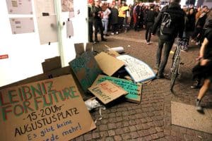 Übrigens fein säuberlich wieder zusammengetragen und mitgenommen - die fff-Plakate nach der Demo. Foto: L-IZ.de