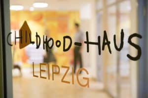 Seit einem Jahr besteht am UKL Deutschlands erstes Childhood-Haus, ein Schutzraum für die medizinische und juristische Aufarbeitung von Gewalt- und Missbrauchsfällen bei Kindern und Jugendlichen. Leider belegen steigende Zahlen, dass die Einrichtung dringend benötigt wird. Foto: Stefan Straube / UKL
