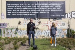 Enthüllung des Kästner-Zitats. Foto: Sebastian Schimmel / TdJW