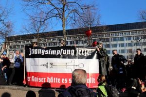 Brutale Ängste und Panik satirisch aufgespießt. Die PARTEI unter Einsatz ihres Lebens und ihrer Gesundheit auf der Demonstration von „Querdenken“ am 7. November in Leipzig. Foto: Die PARTEI Leipzig