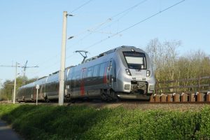 Abellio bei der Fahrt durch die Elsteraue. Foto: Ralf Julke