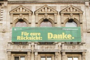 Aus Rücksicht heute nur eine Video-Konferenz-Sitzung des Stadtrates. Plakat am Neuen Rathaus. Foto: Stadt Leipzig