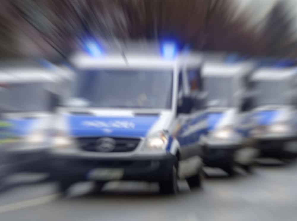 Verschwommenes Bild von Polizeifahrzeugen im Einsatz.