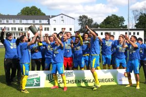 Fussball, Wernesgruener Sachsenpokal, Saison 2020/ 2021, Finale: 1. FC Lok Leipzig vs. Chemnitzer FC am 29.05.21 in der Sportschule Egidius Braun, Leipzig Abtnaundorf. Im Bild: Lok-Kapitaen Sascha PFEFFER (23, Lok Leipzig) zeigt den Pokal, Team, Mannschaft, Jubel, Sieg, Pokalsieger