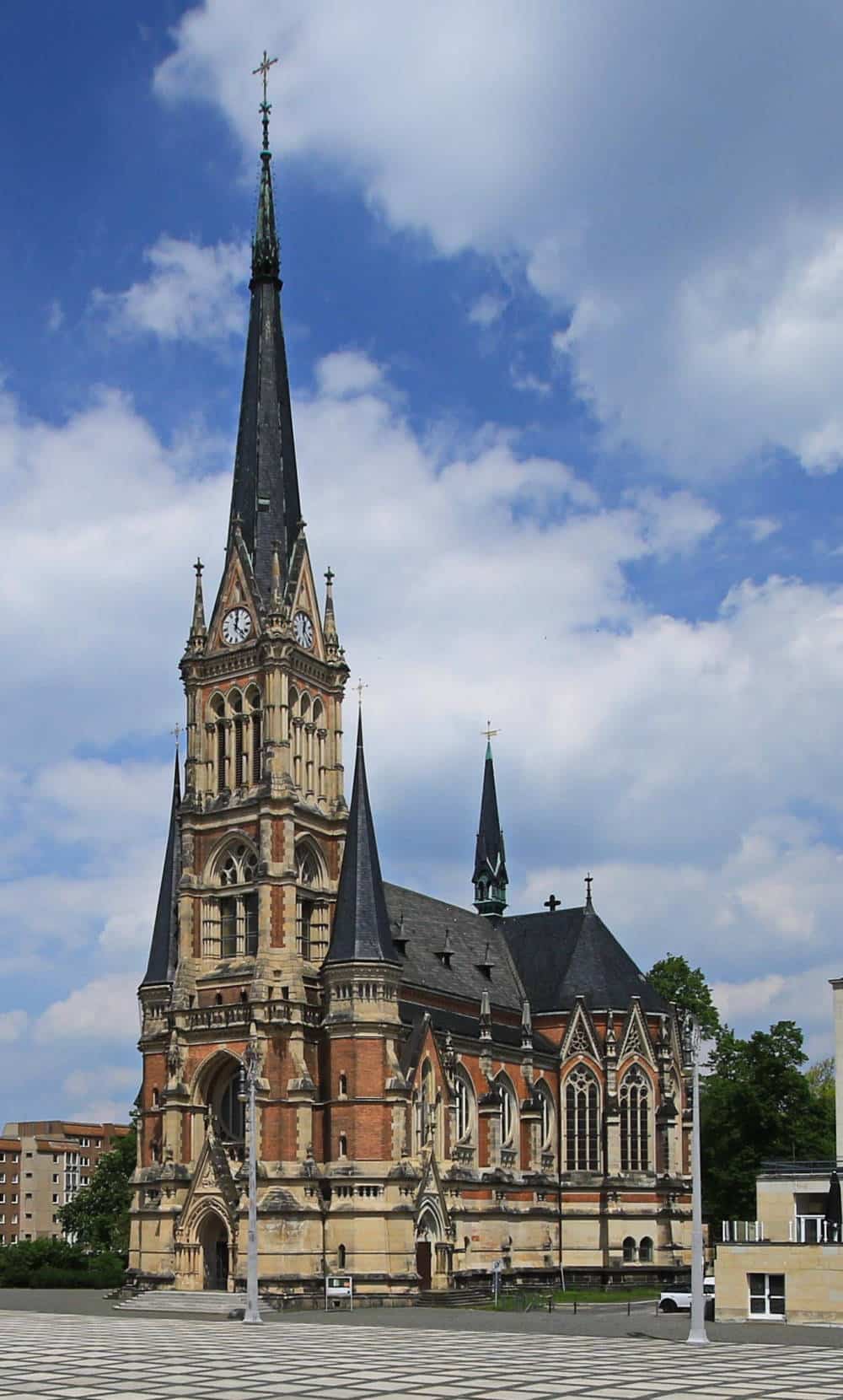 Die Petrikirche Chemnitz: Aus ihr ging einst die Lukas-Kirchgemeinde hervor – und zu ihr kehrte die verwaiste Christenschar zurück, als ihre Lukaskirche aus dem Stadtbild radiert wurde. Foto: Kora27, aufgenommen 2019, CC BY-SA 4.0. Quelle: https://commons.wikimedia.org/wiki/File:Petrikirche_am_Theaterplatz_in_Chemnitz._2H1A2051WI.jpg
