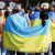 Demonstranten mit ukrainischer Flagge.