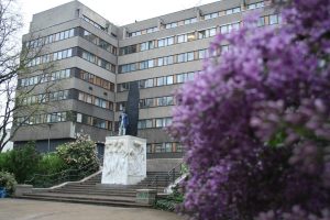 Selbst das Wagner-Denkmal wirkt erdrückt vom Bau der alten Stasi-Zentrale. Foto: Ralf Julke