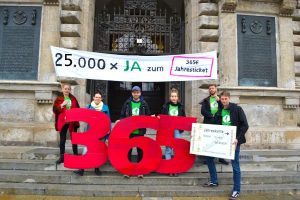 Aktion des Ökolöwen für das 365-Euro-Ticket. Foto: Ökolöwe