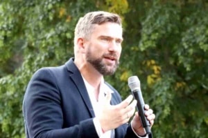 Martin Dulig mit einem Mikrofon in der Hand