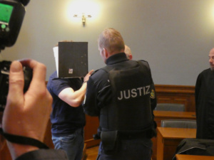 Der Angeklagte im Gerichtssaal.