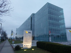 Großes, mehrstöckiges, gläsernes Gebäude.