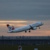 Startendes Flugzeug in der Dämmerung.
