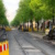 Baustelle, Baufahrzeuge und Absperrungen auf der Straße.