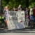 Personen mit einem Banner.