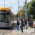 Straßenbahn an der Haltestelle Wilhelm-Leuschner-Platz.