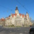 Außenaufnahme Neues Rathaus, Straßé und blauer Himmel.