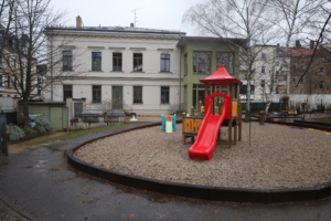 Gebäude und Spielplatz.