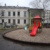 Gebäude und Spielplatz.
