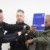 Abnahme der Handschellen bei einem Mann im Gerichtssaal durch zwei Wachtmeister,