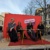 Gruppe von Menschen auf einem Podium.