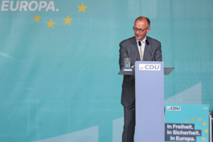 Friedrich Merz hält eine Rede.