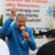 Stürzenberger spricht auf seiner Kundgebung zu anderen Personen.