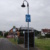 Straße mit Laternenpfahl und AfD-Plakat.