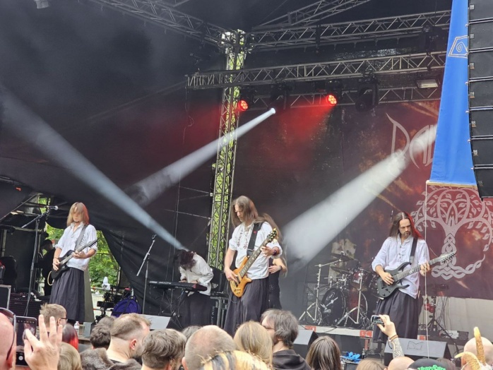 Die ungarische Folk-Metal-Band Dalriada bei ihrem Auftritt im Heidnischen Dorf auf dem WGT 2024. Foto: LZ