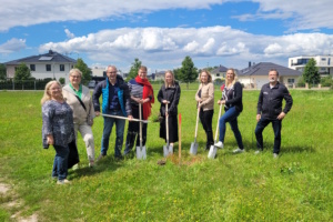 Erster Spatenstich: Dr. Ursula Schuster, Kirsten Geppert, Jens Schwarzer, Ute Thijsse-Noth (Planungsbüro Kummer & Noth GmbH), Bürgermeisterin Nadine Stitterich, Claudia Penseler und Melanie Henschel (Frühe Hilfe Leipzig e.V.) sowie Matthias Prautzsch (v.l.). Foto: Stadt Markranstädt