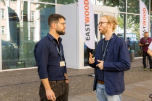 Felix Schmidt-Kleespies (rechts), wissenschaftlicher Mitarbeiter der HTWK Leipzig, beim Netzwerken während der EASTWOOD. Foto: Swen Reichhold / HTWK Leipzig
