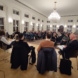 Podiumsdiskussion des BUND Leipzig zur Bundestagswahl in der Alten Börse., Teilnehmer von hinten auf der Bühne und das Publikum im Hintergrund.