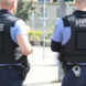 Polizisten in Uniform, Rückenansicht.